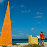 Pomaranczowy obelisk